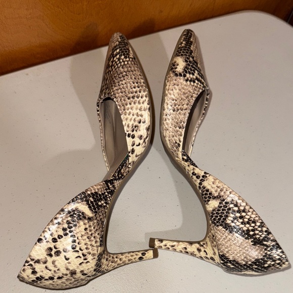 Bandolino Snakeskin Pattern Heels - Picture 7 of 12